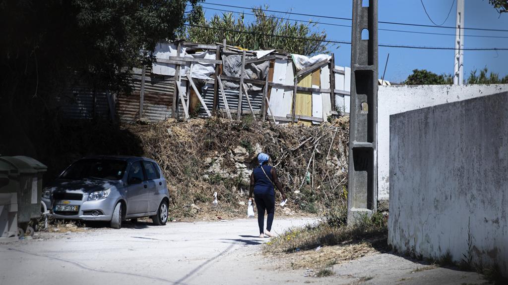 Construção de barracas está a regressar à Grande Lisboa, Talude Militar, Loures, Lisboa, pobreza. Foto: Sofia Freitas Moreira/RR