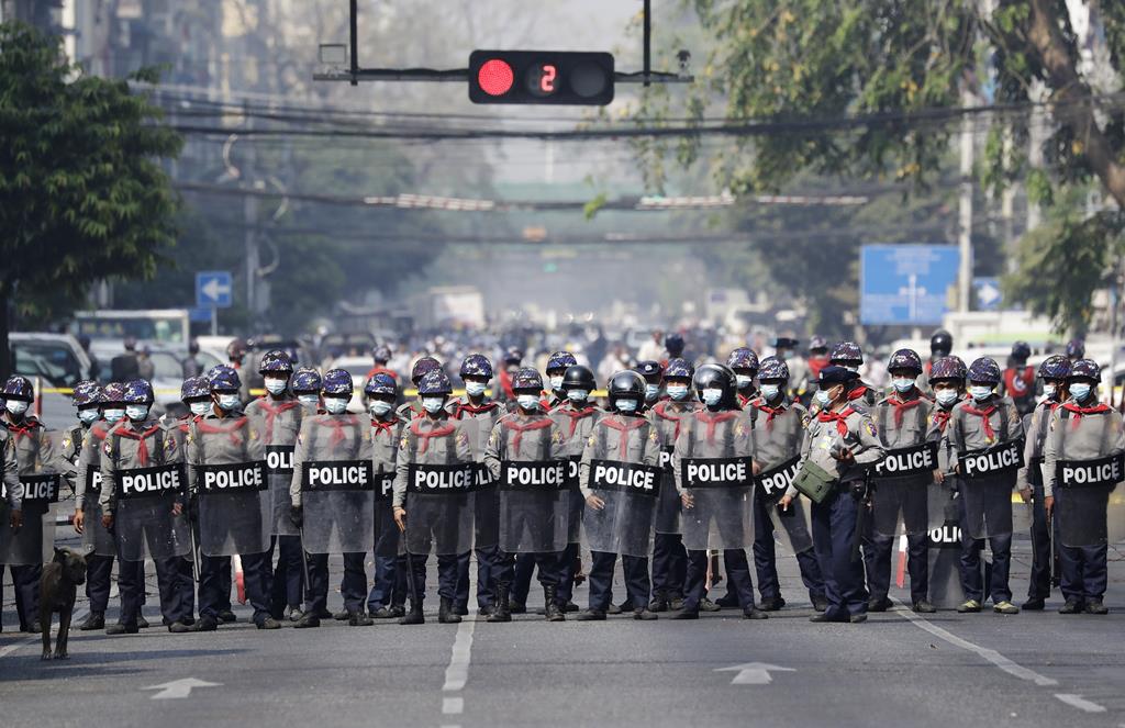 Forças anti-motim na cidade de Yangon. Foto: Lynn Bo Bo/EPA