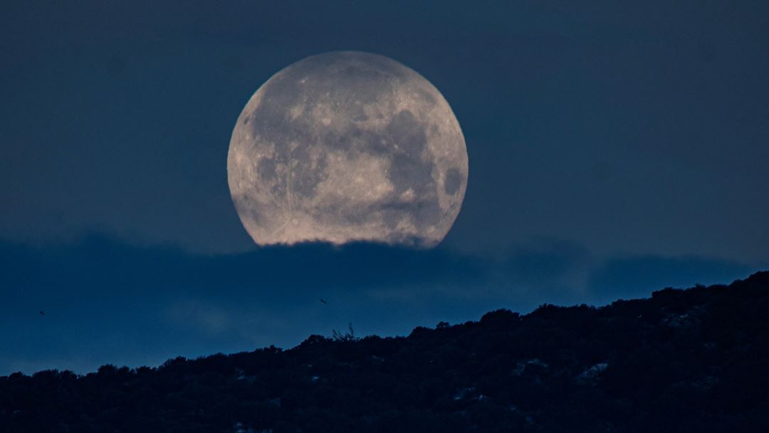 San Telmo, Espanha. O instante da fase da Lua Cheia foi às 03h35 desta quarta-feira, ou seja, houve um desfasamento de 08:28 horas. Foto: Cati Cladera/EPA