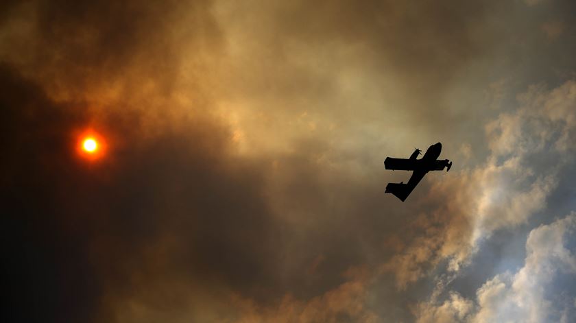 Vários meios aéreos ajudam a combater as chamas na zona de Pedrógão Grande. Foto: Joana Bourgard/RR