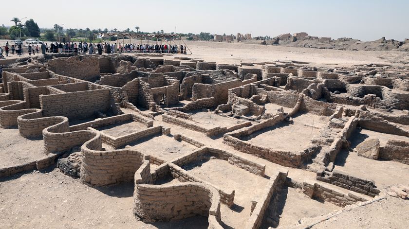 Trata-se da "maior cidade do antigo Egito", segundo Zahi Hawass, célebre egiptólogo.
