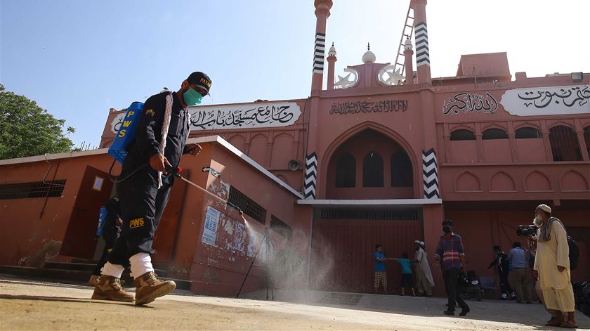 Karachi, Paquistão. Voluntários da Fundação Pyam Wilayat desinfetam uma mesquita na província de Sindh. Foto: Shahzaib Akber/EPA