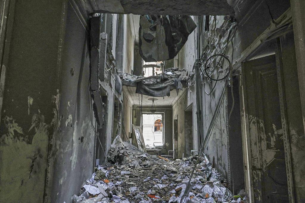 Destruição provocado pelos bombardeamentos russos em Kharkiv. Foto: Sergey Kozlov/EPA