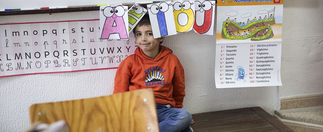 Uma escola, uma professora, três alunos. Uma história de resistência