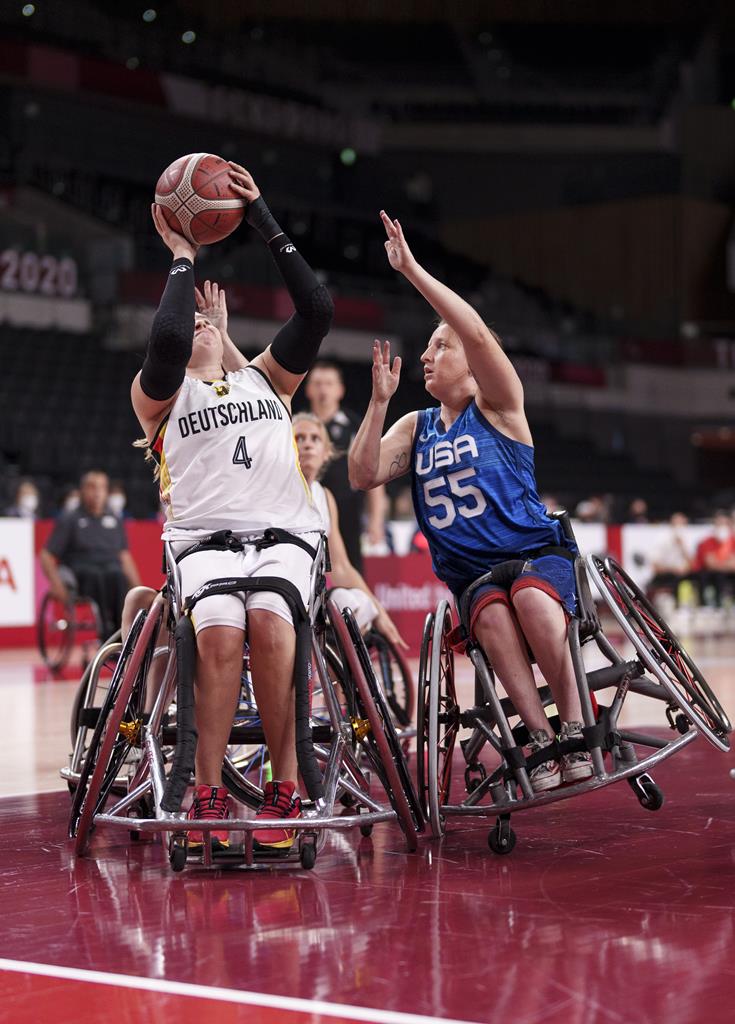 Mareike Miller da Alemanha atira enquanto Courtney Ryan dos EUA (D) defende no Jogo para a Medalha de Bronze Feminino de Basquetebol em Cadeira de Rodas entre os Estados Unidos e a Alemanha.