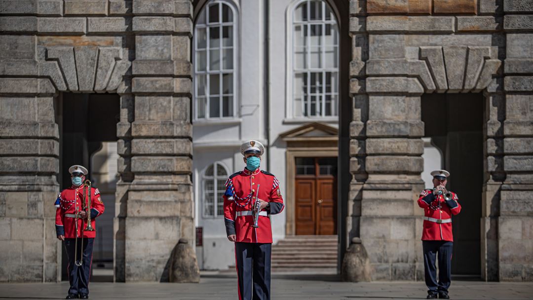 Praga, República Checa. Membros da banda da Guarda do Castelo atuam em frente ao Castelo de Praga vazio, para dar apoio à população. Foto: Martin Divisek/EPA