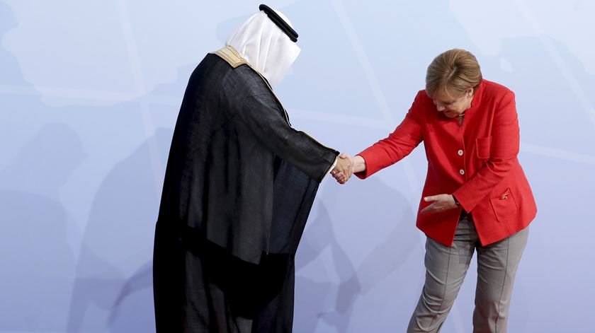Vénia de Angela Merkel ao receber Ibrahim bin Abdulaziz Al-Assaf, ministro dos Assuntos Internos da Arábia Saudita. Foto: Ian Langsdone/EPA