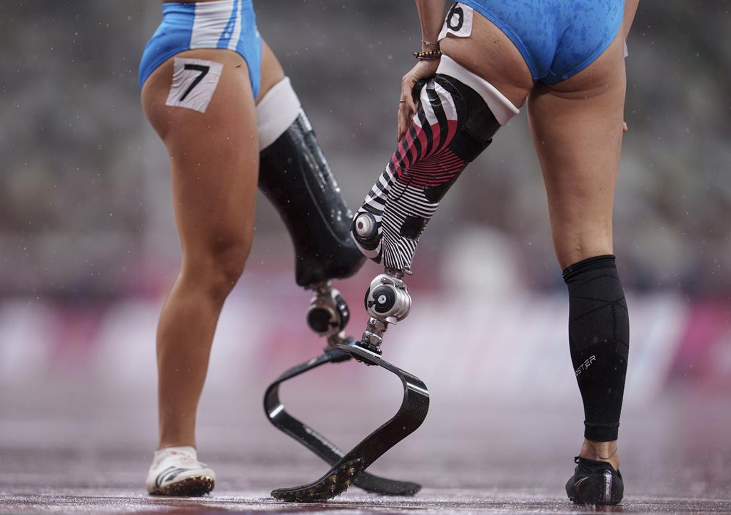 Pernas e lâminas de corrida protéticas de Ambra Sabatini de Itália e Martina Caironi de Itália após a final dos 100m de Atletismo Feminino - T63.