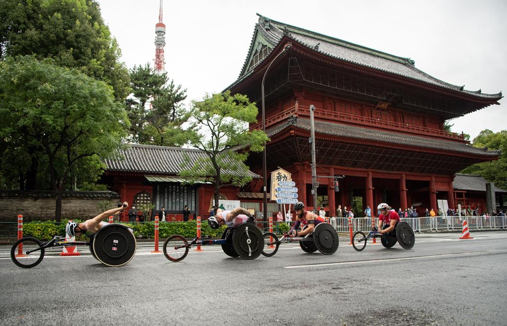 Maratonistas passam o Templo Zojoji, em Tóquio, durante a provoca de maratona T54.