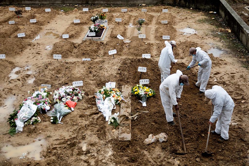 Alguns corpos ficam meses no Instituto de Medicina Legal antes de serem enterrados.