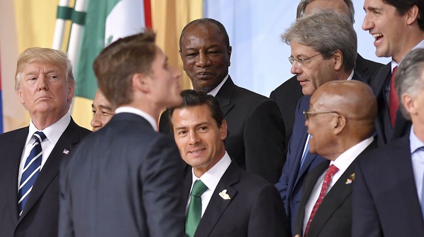 Donald Trump posa para a fotografia com os restantes líderes mundiais presentes na cimeira. Foto: Lukas Barth/EPA