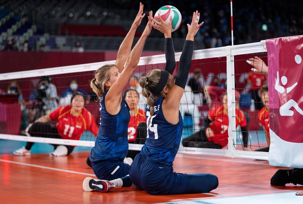 A norte-americana Kaleo Maclay (à direita) bloqueia um ataque durante a final de voleibol sentado contra a China.