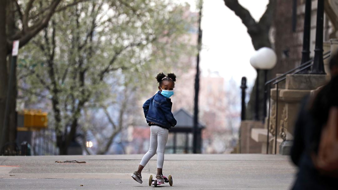 Nova Iorque, Estados Unidos da América. Uma criança brinca nas ruas vazias de Nova Iorque. Foto: Peter Foley/EPA