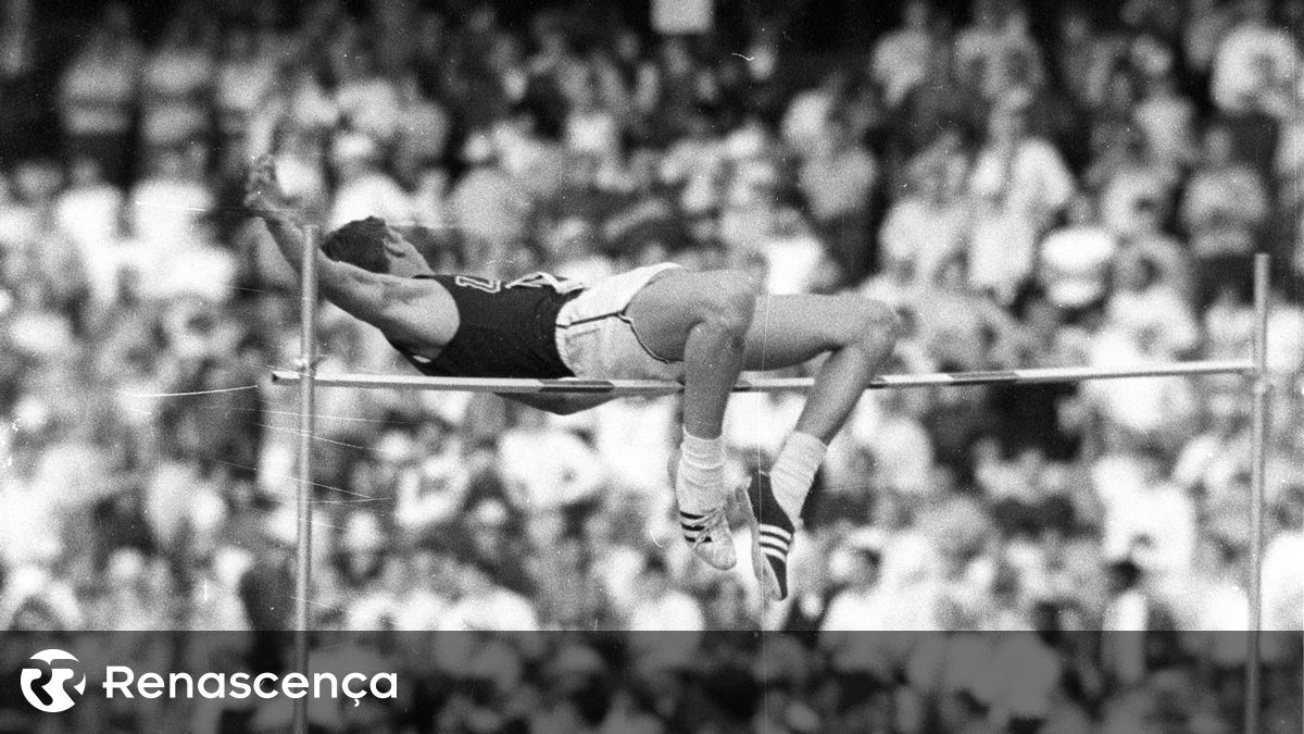 Muere Dick Fosbury, campeón olímpico e innovador del salto de altura