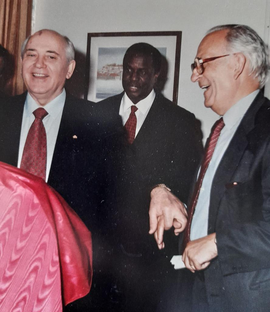 Adriano Moreira e o antigo líder da União Soviética, Gorbachev. Foto: Cortesia da família de Adriano Moreira