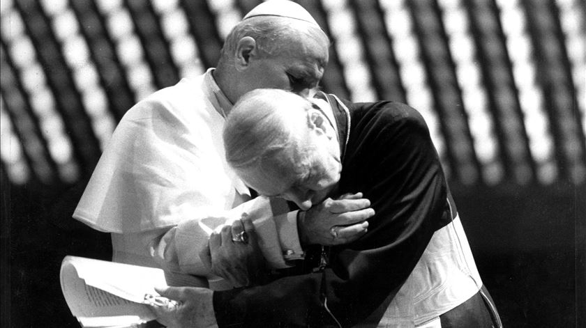 Quando o velho cardeal Wyszynski tentou ajoelhar-se para jurar fidelidade ao novo Papa polaco, Wojtyla tentou impedi-lo com um abraço. Foto: Vaticano/Reuters