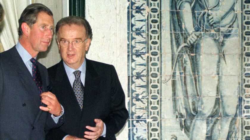Príncipe Carlos conversa com o antigo Presidente português no Palácio de Belém durante uma visita a Lisboa a propósito da Expo 98. Foto: Reuters