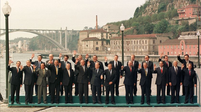 Chefes de Estado dos Governos da América Latina, Espanha e Portugal em pose para uma fotografia da família durante a VIII Cimeira Ibero-Americana, no Porto. Foto: Reuters
