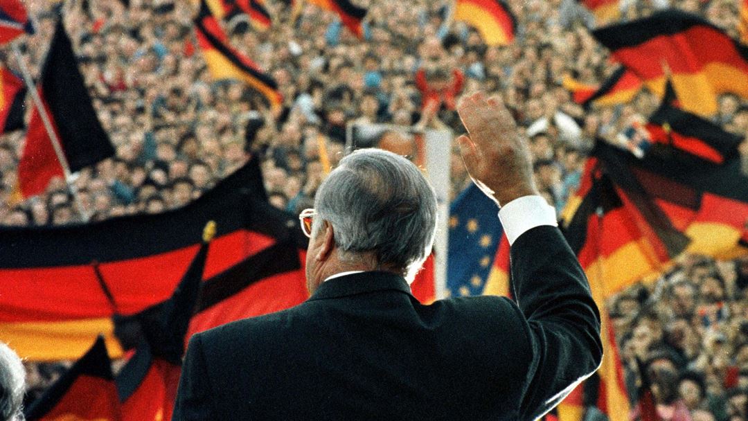 O então chanceler alemão Helmut Kohl num comício antes das primeiras eleições livres na Alemanha de Leste, disputadas a 27 de setembro de 1990. Foto: Arquivo Reuters