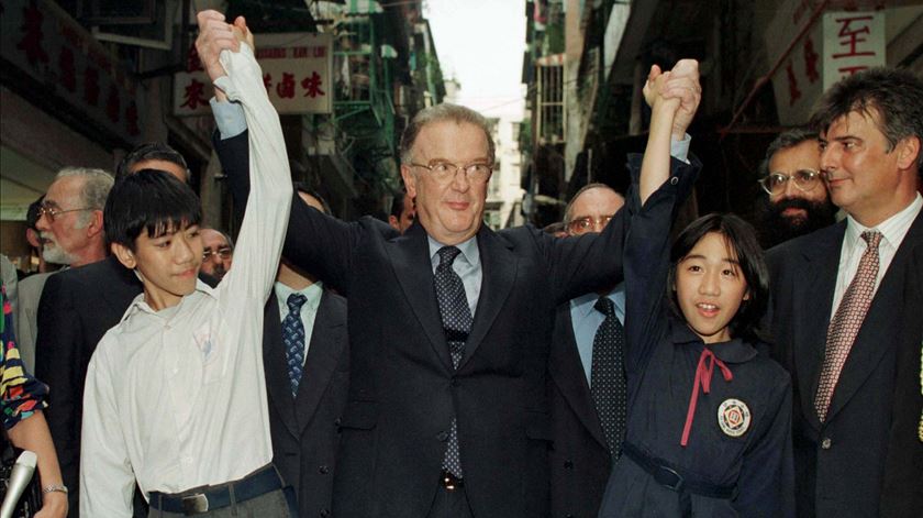 Sampaio com alunos macaenses, durante uma visita de cinco dias a Macau, a propósito da transferência de soberania para a República Popular da China em 1999. Foto: Reuters