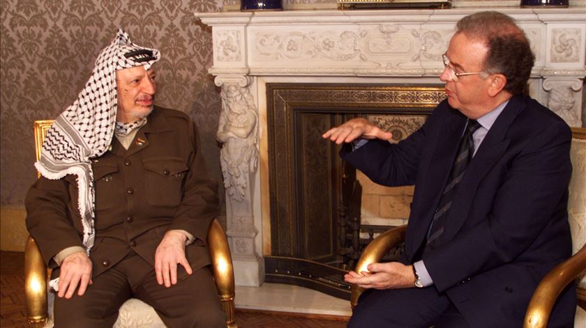 Yasser Arafat, Presidente da Palestina, encontra-se com o seu homónimo português em Lisboa, durante uma visita de um dia a Portugal para angariação de fundos. Na altura, o Governo contribuiu com 2.6 milhões de dólares para o povo palestiniano. Foto: Reuters
