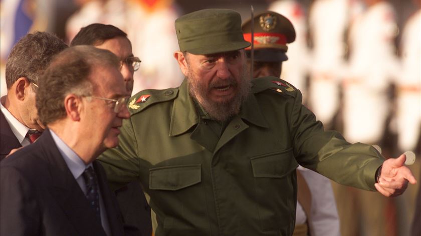Visita de Jorge Sampaio a Cuba para a 9ª Cimeira Ibero-Americana. Fidel Castro recebe o Presidente português no aeroporto de Havana. Foto: Reuters