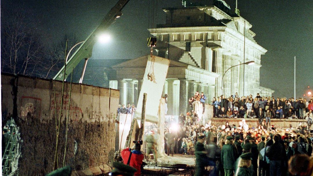 Segmento do Muro de Berlim retirado com uma grua nas portas de Brandenburgo. Foto: Arquivo Reuters