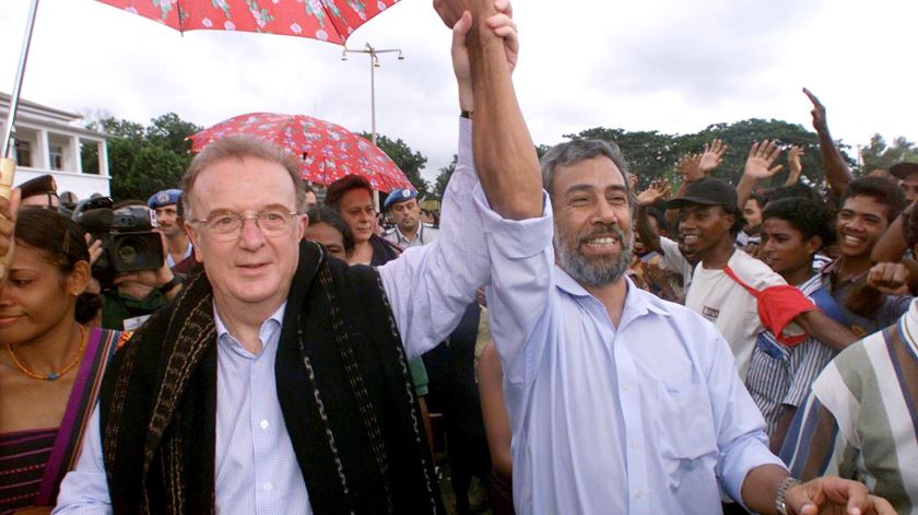 Xanana Gusmao recebe Jorge Sampaio em Dili para uma visita de três dias a Timor-Leste. É o primeiro chefe de Estado português a pôr os pés no pequeno território do Pacífico desde que Portugal se retirou em 1974.