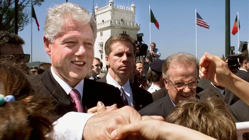 Bill Clinton na chegada a Lisboa para uma viagem de cinco dias à Europa. Foto: Reuters