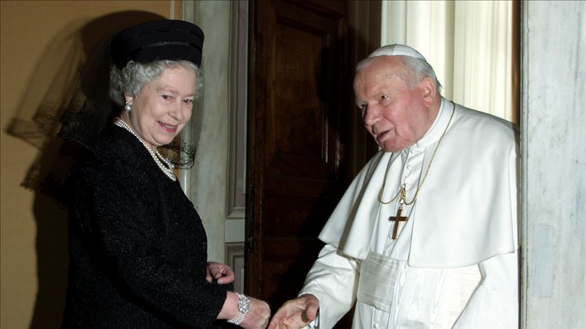 Rainha Isabel II a ser recebida pelo Papa João Paulo II antes da sua audiência privada no Vaticano, a 17 de Outubro de 2000. A Rainha, chefe da Igreja de Inglaterra, regressou ao Vaticano após 20 anos para se encontrar com o Papa. Foto VP/WS