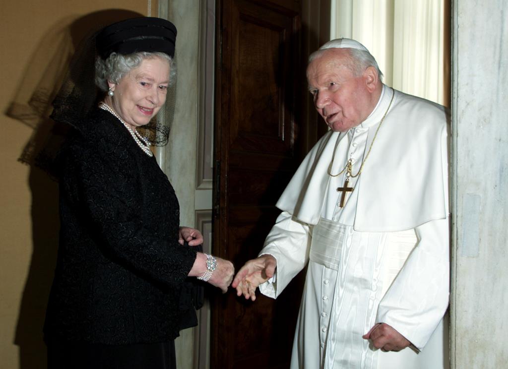 Rainha Isabel II com o Papa João Paulo II. Foto: Reuters