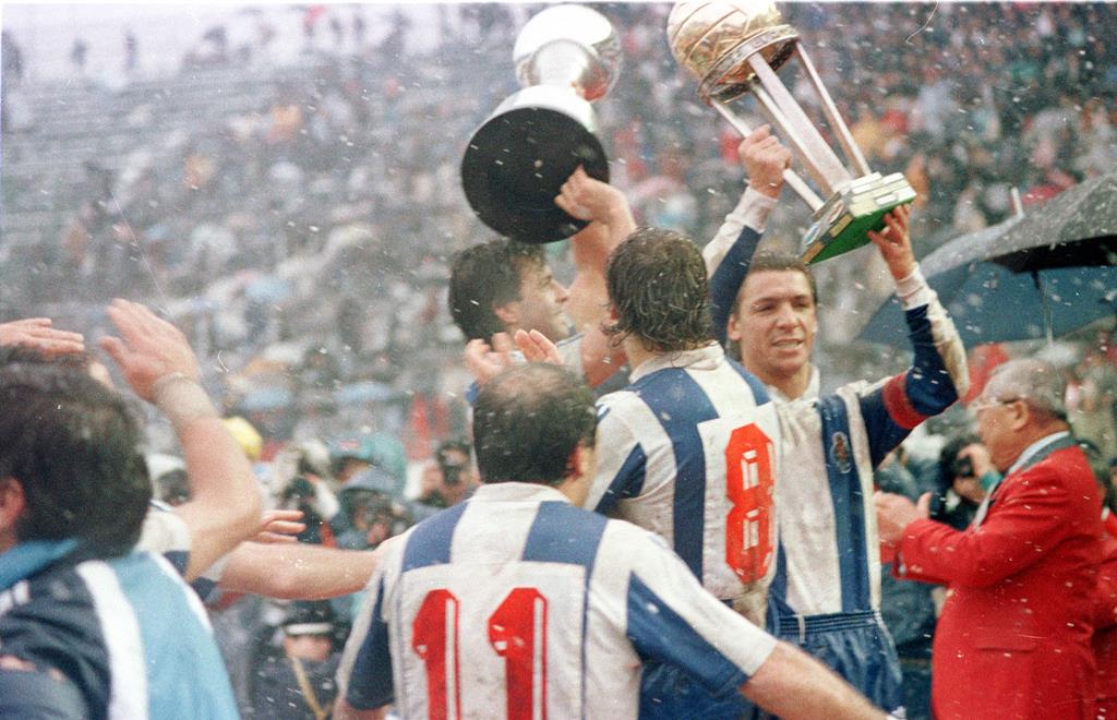 Fernando Gomes bibota levanta Taça Intercontinental conquistado pelo FC Porto em Tóquio, em 1987 Foto: Reuters