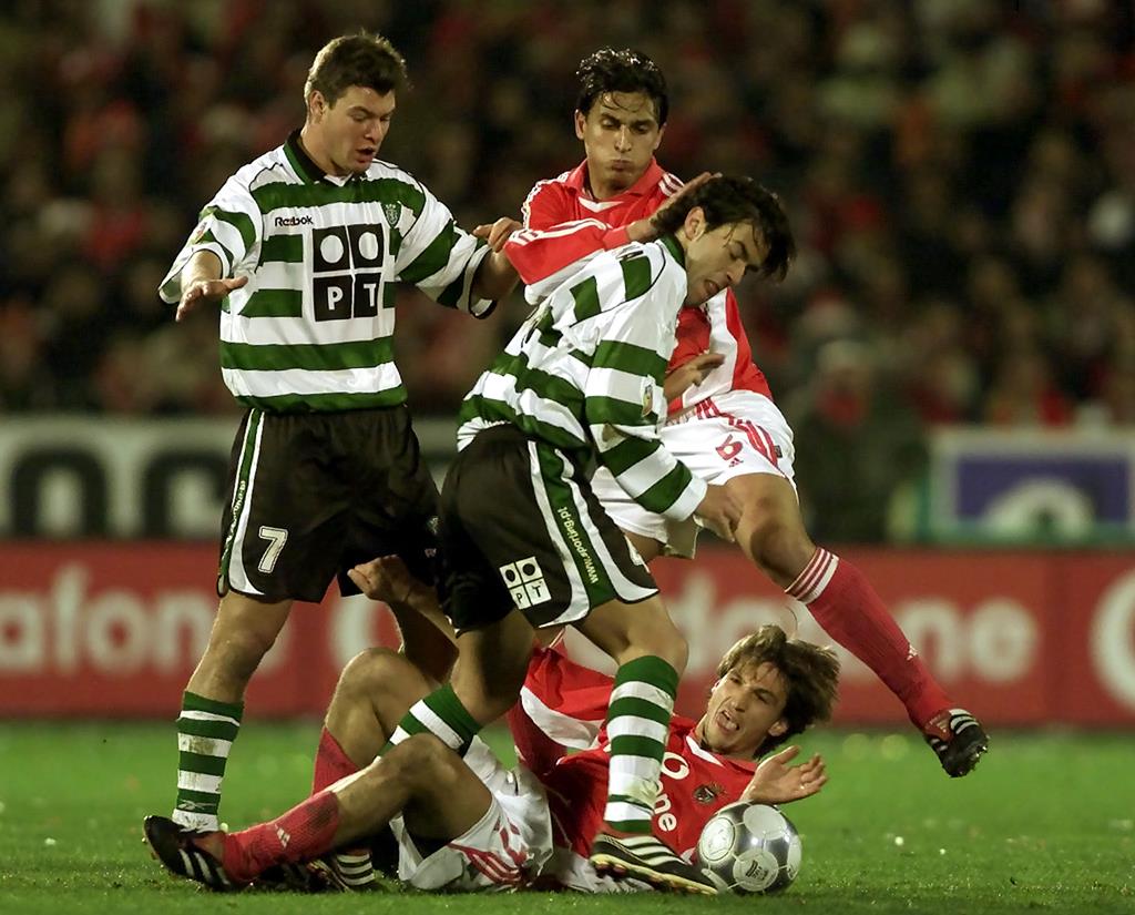 Luís Andrade (em baixo) num Benfica-Sporting de 2001. Foto: Jose Manuel Ribeiro JR/CLH/Reuters