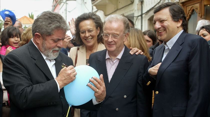 Lula da Silva escreve um autógrafo num balão, na companhia de Jorge Sampaio e Durão Barroso, na altura primeiro-ministro de Portugal, durante uma visita a Cascais. Foto: José Manuel Ribeiro/Reuters