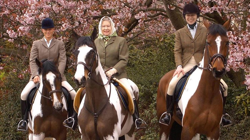 Rainha Isabel II (C) com a sua filha Princesa Ana (D) e a sua neta Zara Phillips, no Castelo de Windsor durante a Páscoa, Foto: REUTERS/HO-Buckingham Palace JB