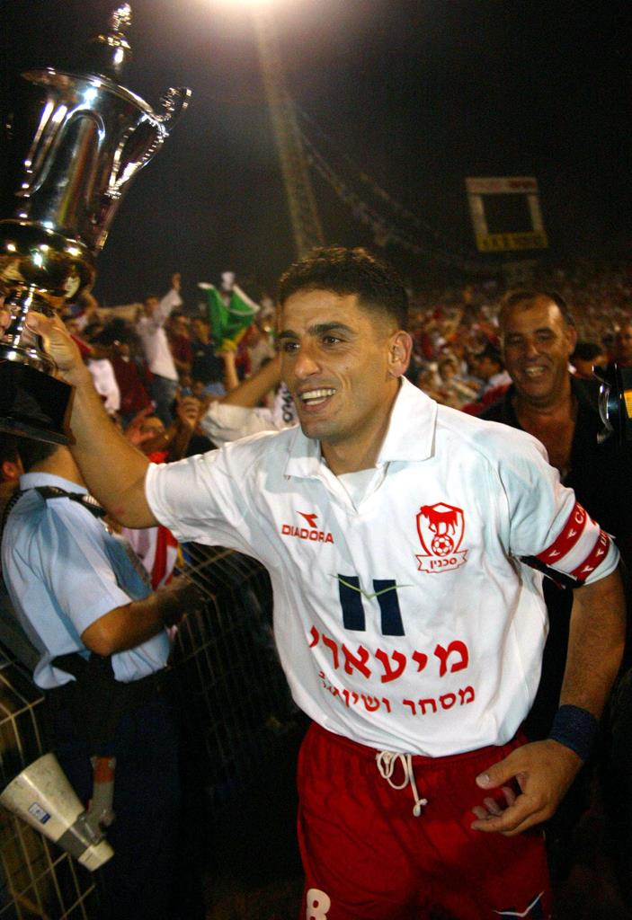 Sakhnin venceu a Taça no final da temporada 2003/04. Abbas Suan era o capitão de equipa. Tem origens palestinianas e foi uma referência pela seleção de Israel, mas recusava-se a cantar o hino. Foto: Reuters