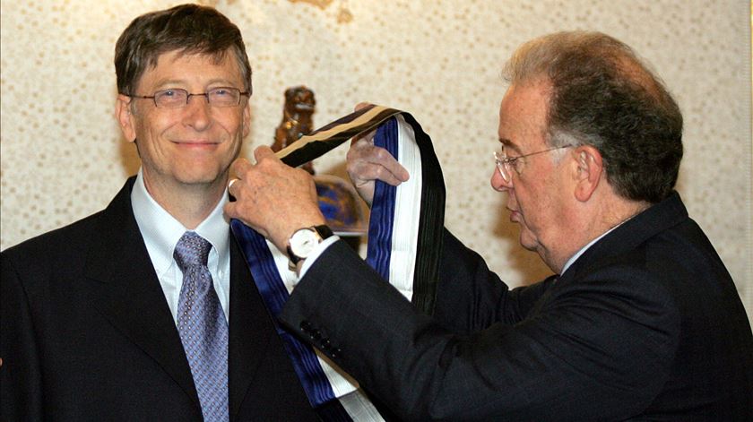 Bill Gates é condecorado pela Fundação Bill e Melinda Gates, “ao combate da malária em Moçambique”. Foto: Nacho Doce/Reuters
