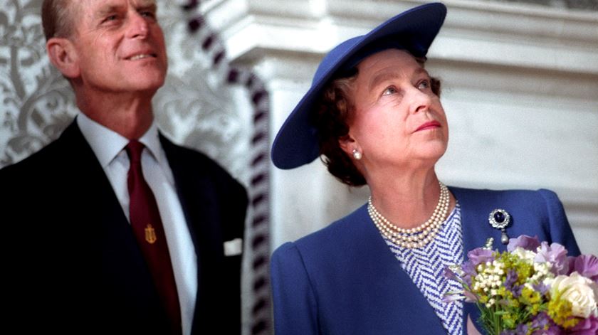 Rainha Isabel II e o Duque de Edimburgo no Maritime Museum em Londres, 1 de Maio de 1990. Foto: REUTERS/Mike Parsson