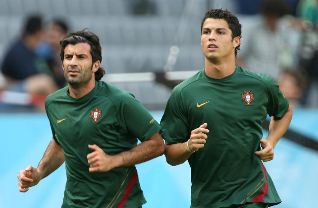 Figo e Ronaldo jogaram juntos na seleção nacional Foto: Charles Platiau/Reuters