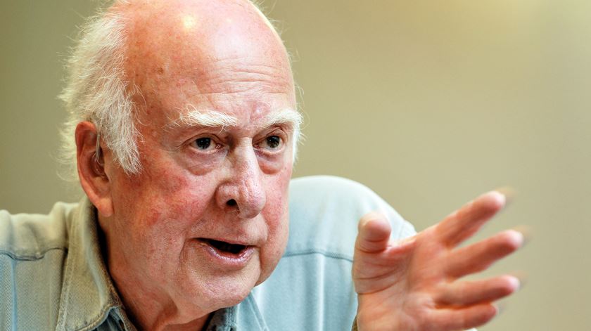 Morreu o Nobel da Física Peter Higgs, pai do bosão de Higgs