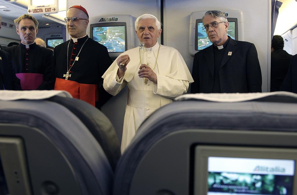 Papa Bento XVI fala aos jornalistas a bordo do avião papal, a caminho de Washington, a 15 de Abril de 2008. No voo, o Papa abordou o escândalo dos abusos e disse que a igreja estava determinada a manter os pedófilos fora do sacerdócio. Foto: Max Rossi/Reuters