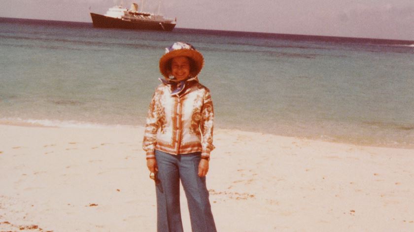 Rainha Isabel II numa praia, em local desconhecido, na década de 1970. Foto: REUTERS/Reeman Dansie/Handou