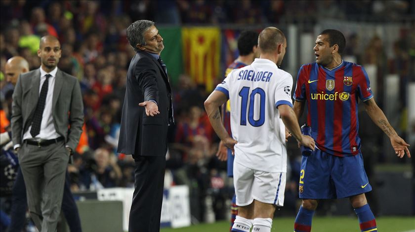 Mourinho e Alves desetenderam-se várias vezes nos Real Madrid-Barcelona. Foto: Alessandro Bianchi/Reuters
