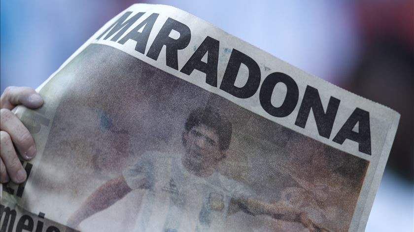 Maradona é eterno, inclusive na imprensa. Foto: Carl Recine/Reuters
