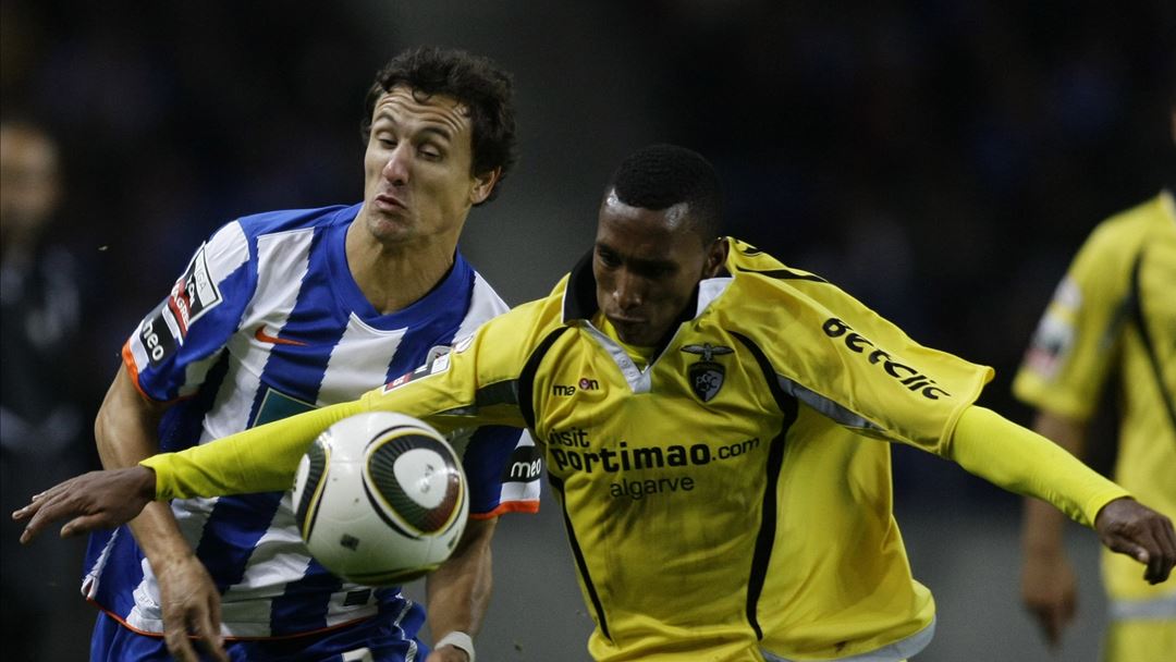 Ukra a disputar uma bola com Nilson, do Portimonense, na época 2010/2011. Foto: Miguel Veiga/Reuters