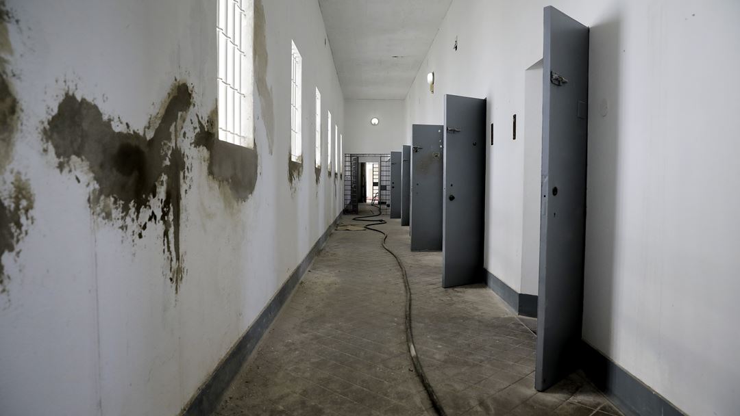 Corredor de celas do pavilhão C, de onde fugiu Álvaro Cunhal e onde esteve preso Domingos Abrantes. Era o edifício com mais segurança de toda a prisão.