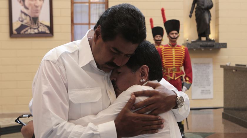 Nicolás Maduro abraça Maradona, em abril de 2013. Foto: Palácio de Miraflores