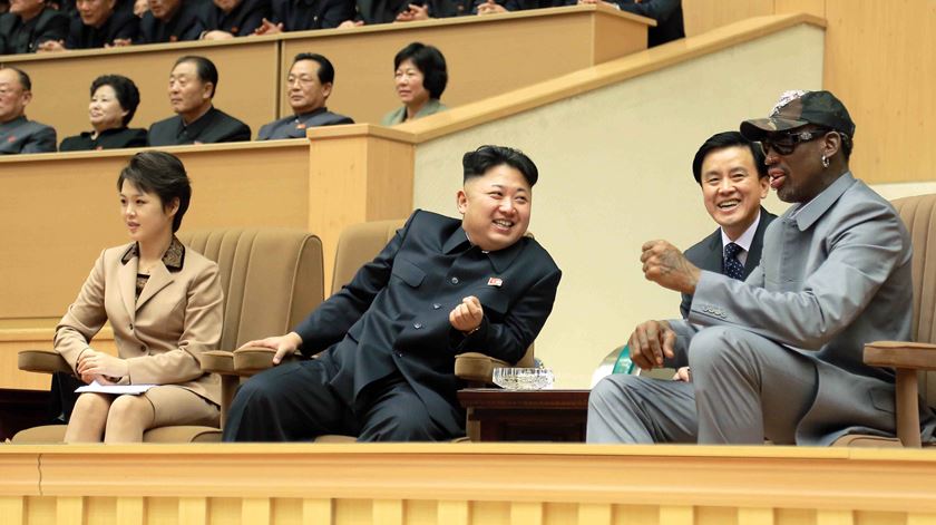 Kim Jong-un e Dennis Rodman assistem a um jogo, em janeiro de 2014. Foto: DR