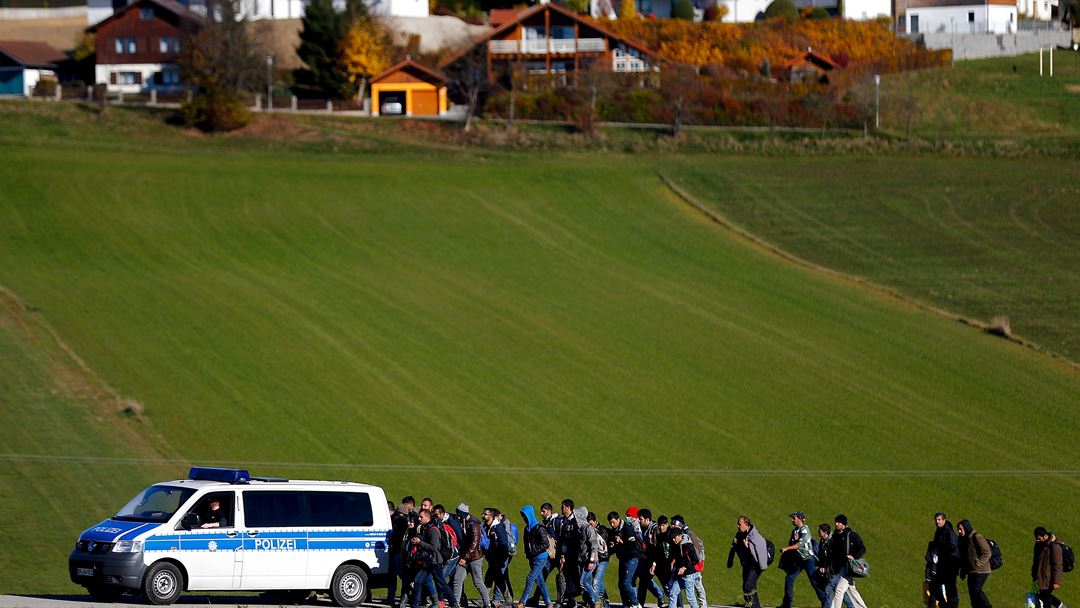 Polícia alemã escolta refugiados em Wegscheid perto de Passau, após terem atravessado fronteira com a Áustria, em 2015. Foto: Michael Dalder/Reuters