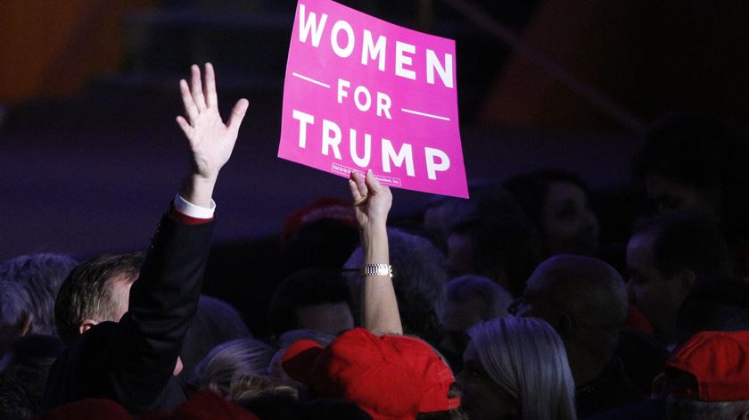 As mulheres, sobretudo brancas, foram um dos grupos que mais contribuiu para a vitória de Trump em 2016. Foto: Brendan McDermid/Reuters